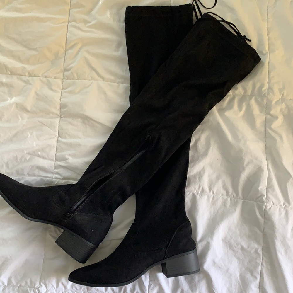 Knee high black boots / 9.5